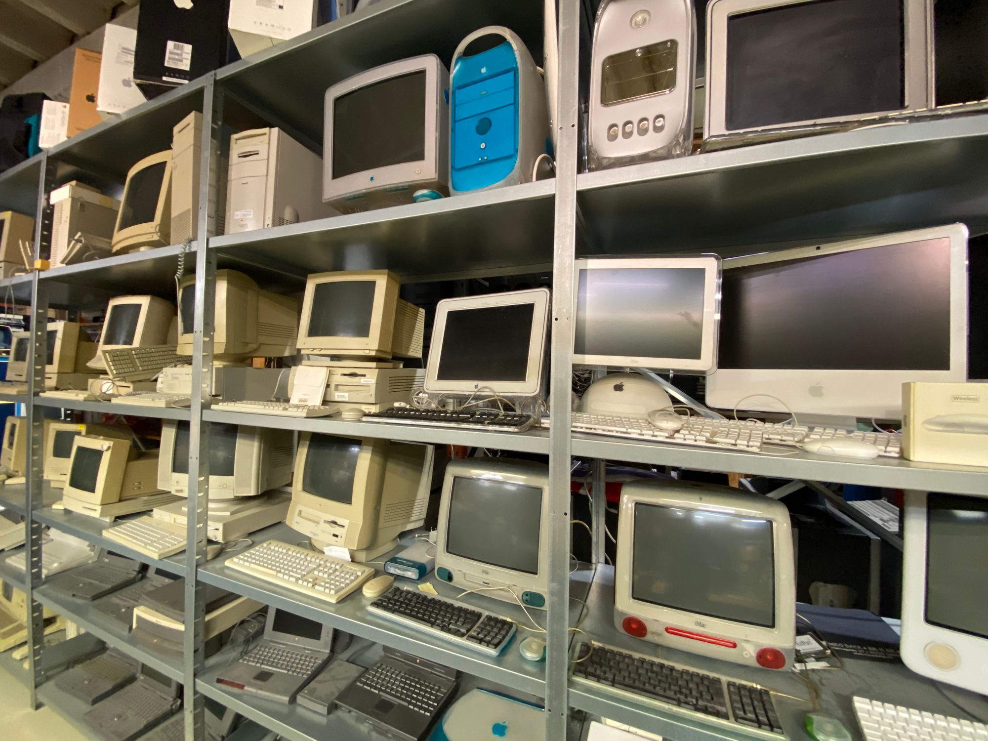 Masser af gamle Macs, foto: Anders Høeg Nissen.